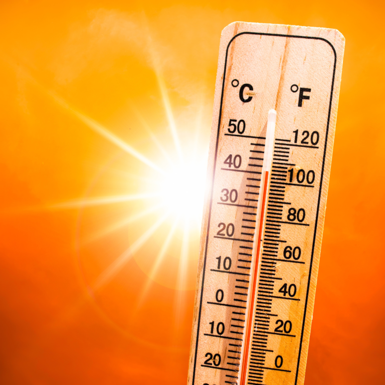 Ola de calor en verano, sol luminoso, termómetro muestra altas temperaturas.