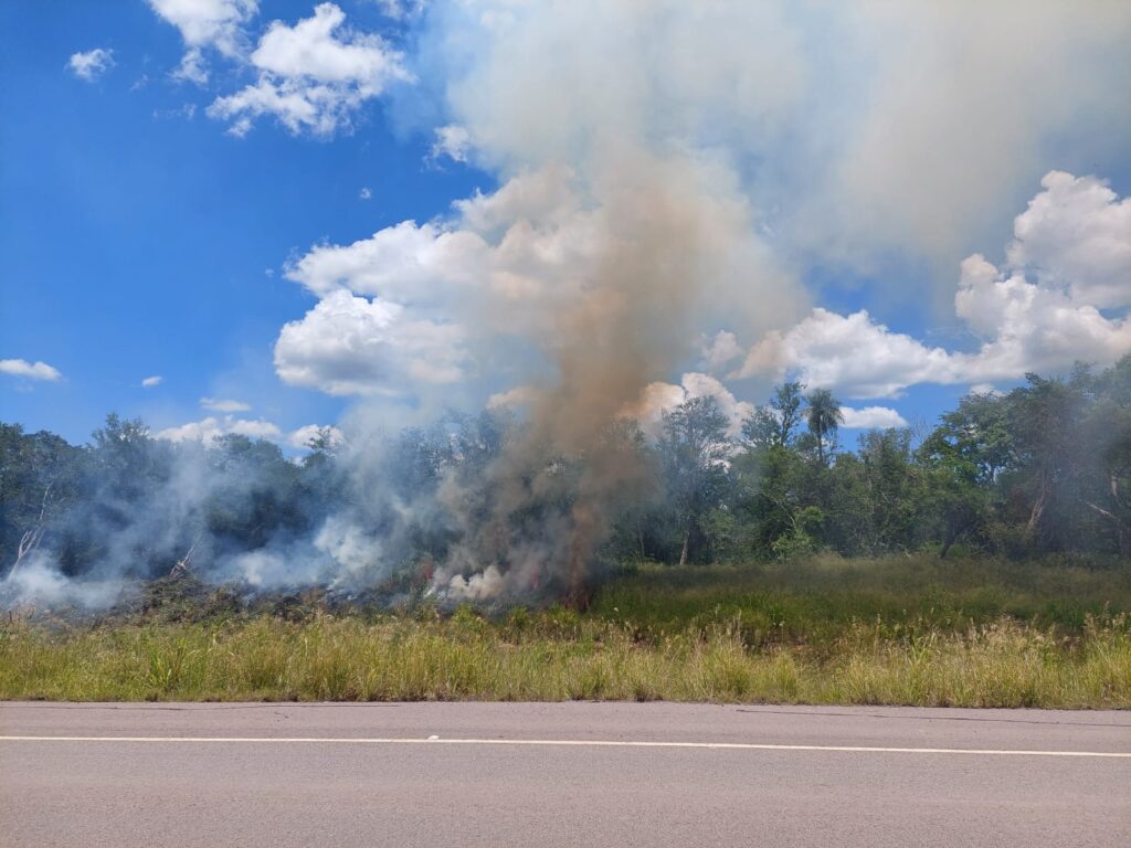Incendio provocado en la zona del distrito Carmelo Peralta, Alto Paraguay, en donde abundan estancias dedicadas a la ganadería. La ganadería se encuentra entre los mayores emisores de gases de efecto invernadero., lo cual impacta en la crisis climática. 